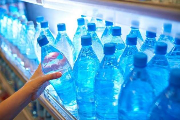 Медики предупредили об опасности бутилированной воды