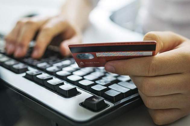 "Продам карту, дорого": как мошенники зарабатывают на счетах украинцев