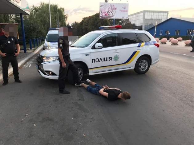 Бил ножом в лицо: под Киевом пассажир напал на таксиста