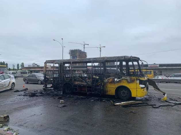 В столице у станции метро "Лесная" взорвалась и сгорела маршрутка