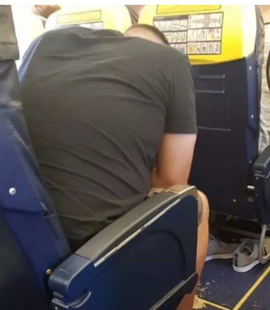 Пьяный турист устроил "грязный" дебош в самолете