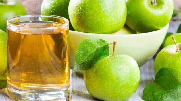 Диетологи объяснили, кому вредно пить яблочный сок