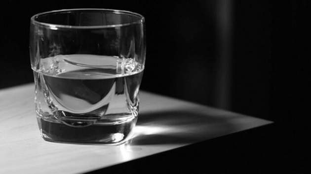 Медики назвали ситуации, когда необходимо выпить стакан воды