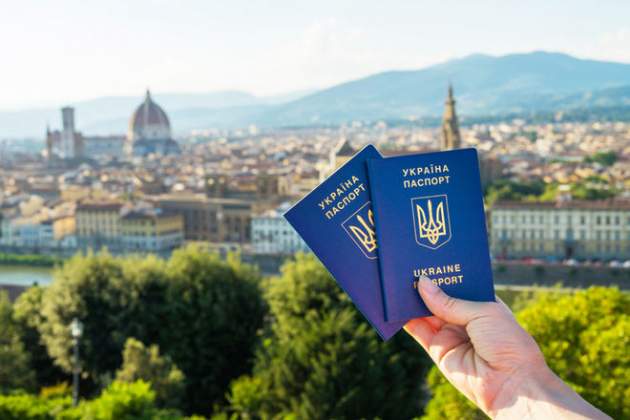 Паспорт по-новому: в Украине ввели международный стандарт фото и подписи