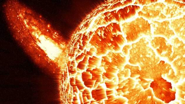 Астрономы перепуганы: Солнце внезапно начало трещать по швам