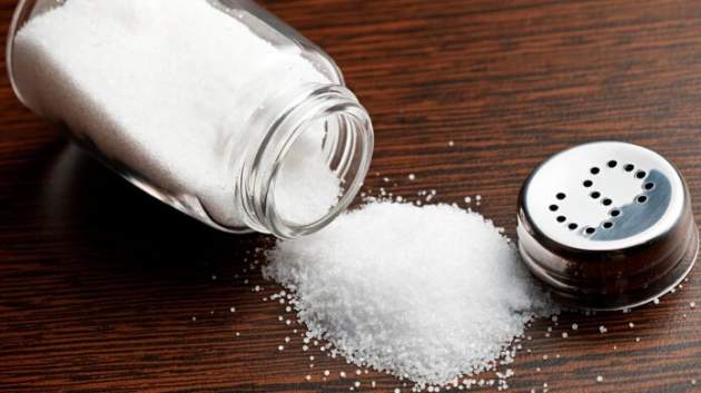 Медики сообщили, кому нельзя употреблять соль