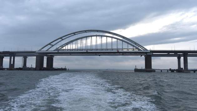 Отдыхающие опасаются заходить в море: у Крымского моста новое ЧП. Видео