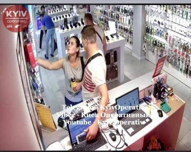 Общество воров: в Киеве пара устроила дерзкую кражу в ТРЦ