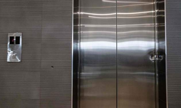 Женщина чудом избежала гибели в лифте: страшные кадры