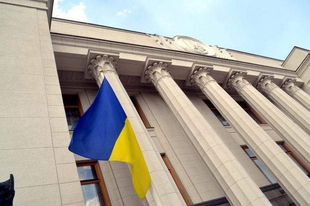 Снятие неприкосновенности: украинцы обсуждают возможность "набить морду депутату"