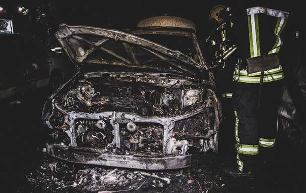 В Киеве ночью во дворе жилого дома сгорели три авто