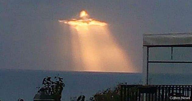 Над Италией простерлась фигура Иисуса, сотканная из лучей солнца
