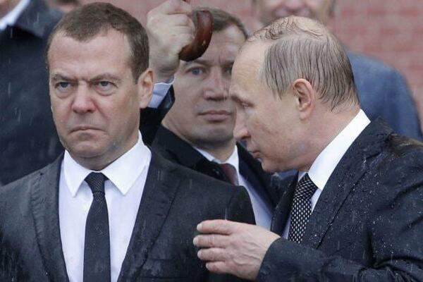 Кремль выдвигает претензии: Путин недоволен Медведевым