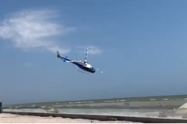 В курортной Кирилловке вертолет чуть не врезался в бассейн с отдыхающими. Видео