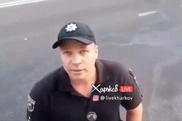 В Харькове невменяемый полицейский набросился на водителя