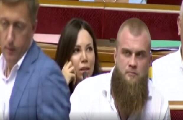 Депутаты возмущены пальцем "слуги народа", который тот им показал