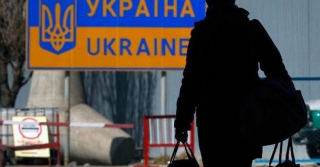 Украинцы бегут за границу: сколько пересекли границу за полгода