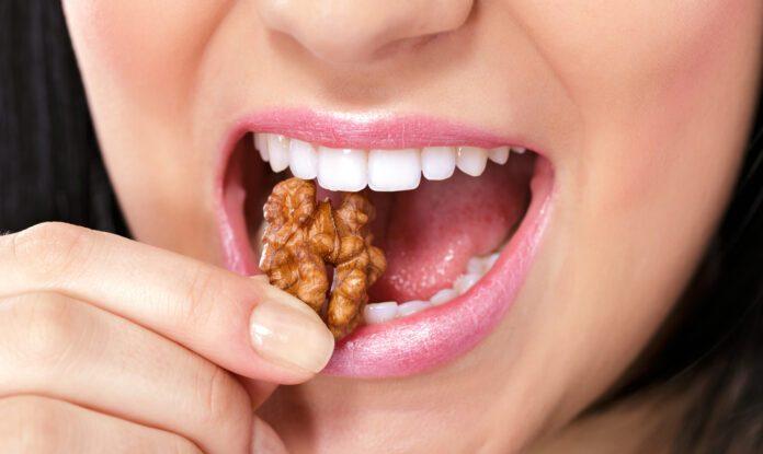 Стоматологи объяснили, какая пища разрушает зубную эмаль
