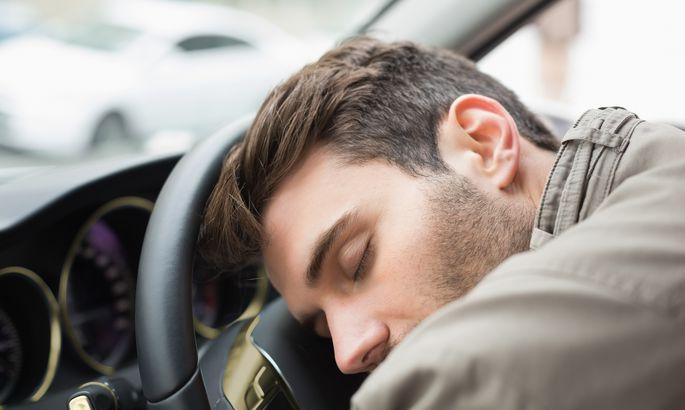 Видео, покорившее Сеть: мужчина спит за рулем авто, мчащегося на большой скорости