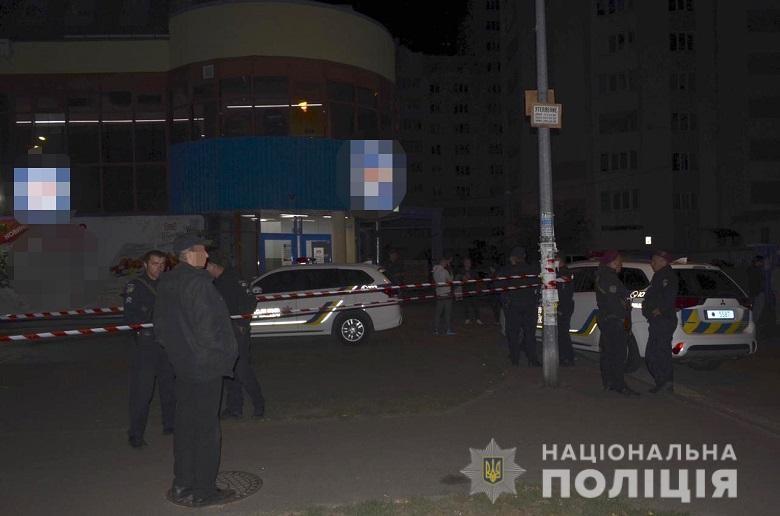Шумная компания напала на полицейского в Киеве