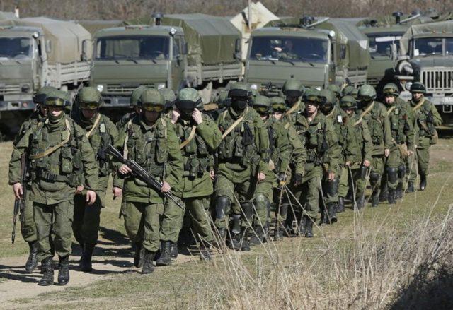 Тысячи российских военных срочно перебросили в Крым