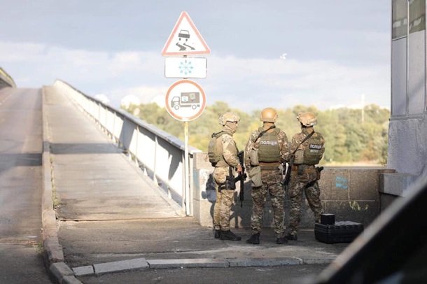 Захвативший мост в Киеве сбил полицейский дрон, снайперы вышли на исходные позиии