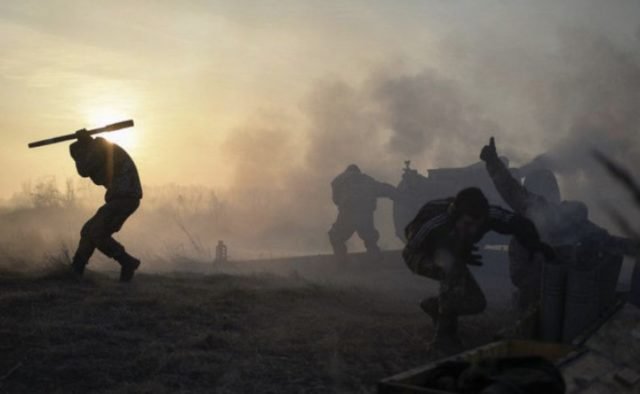 На Донбассе идут тяжелые бои: есть потери