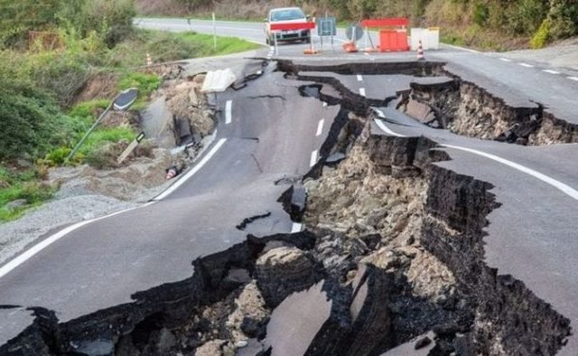 Албанию всколыхнуло мощное землетрясение: рушились дома, кричали люди