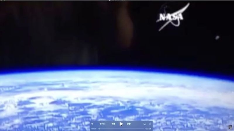 Камера МКС заметила около Земли треугольный объект
