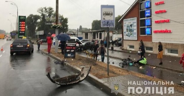 Полицейский влетел в остановку с людьми под Киевом: есть погибшие и раненые