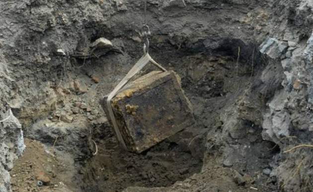 Украинец откопал ящик с кладом, ученые поражены