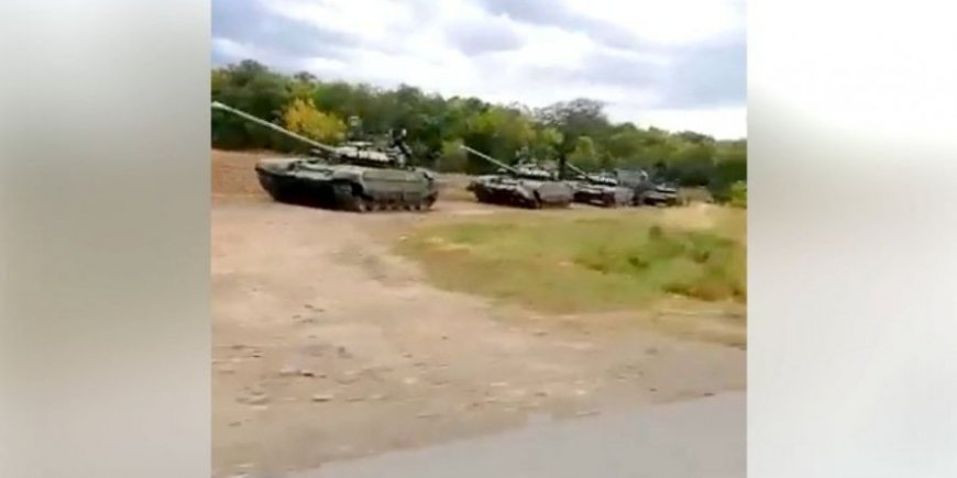 У границы с Украиной прошла колонна российской тяжелой бронетехники