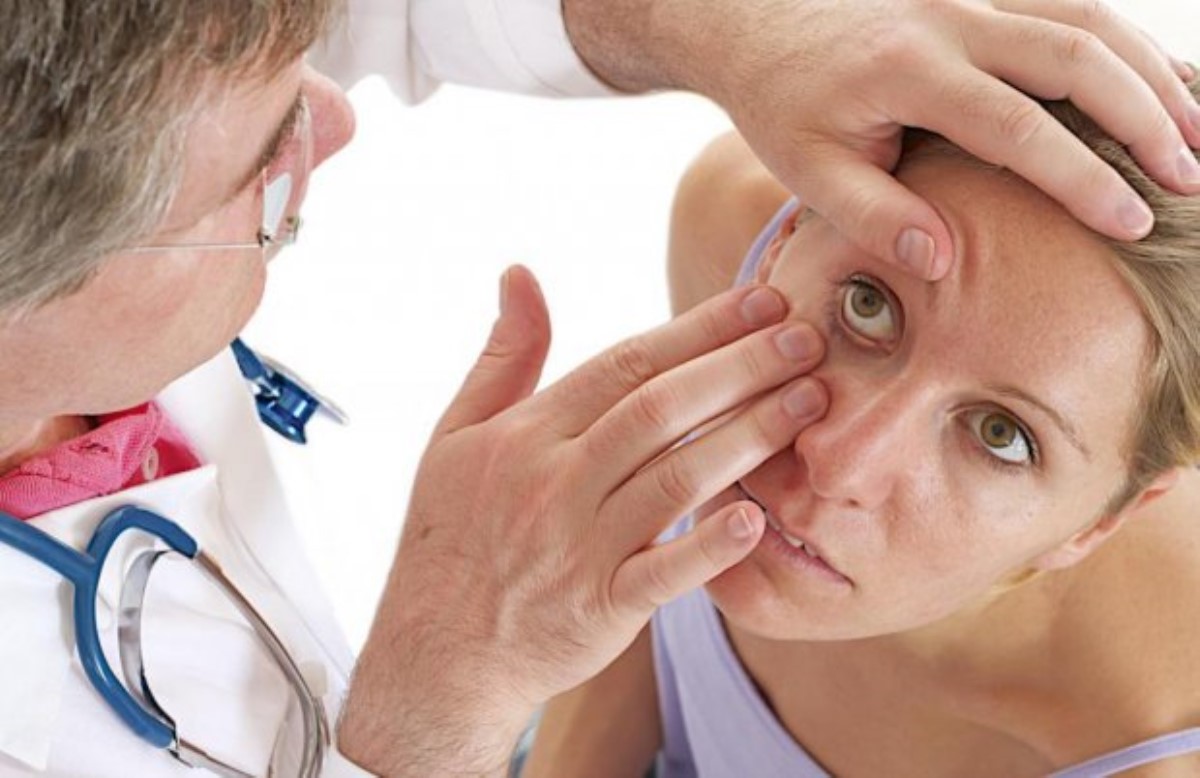 Глазное давление боль. Заболевания в офтальмологии. Человек с больными глазами.