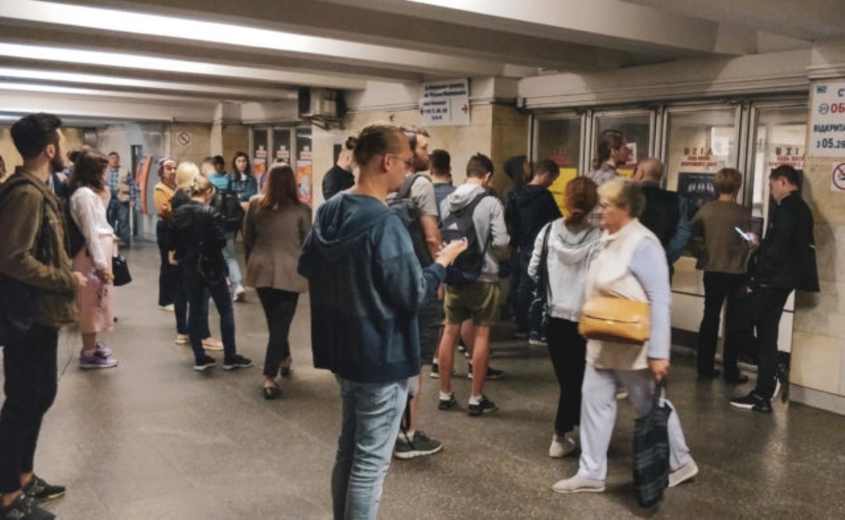 Жуткое зрелище: как дети "развлекаются" в метро в Харькове