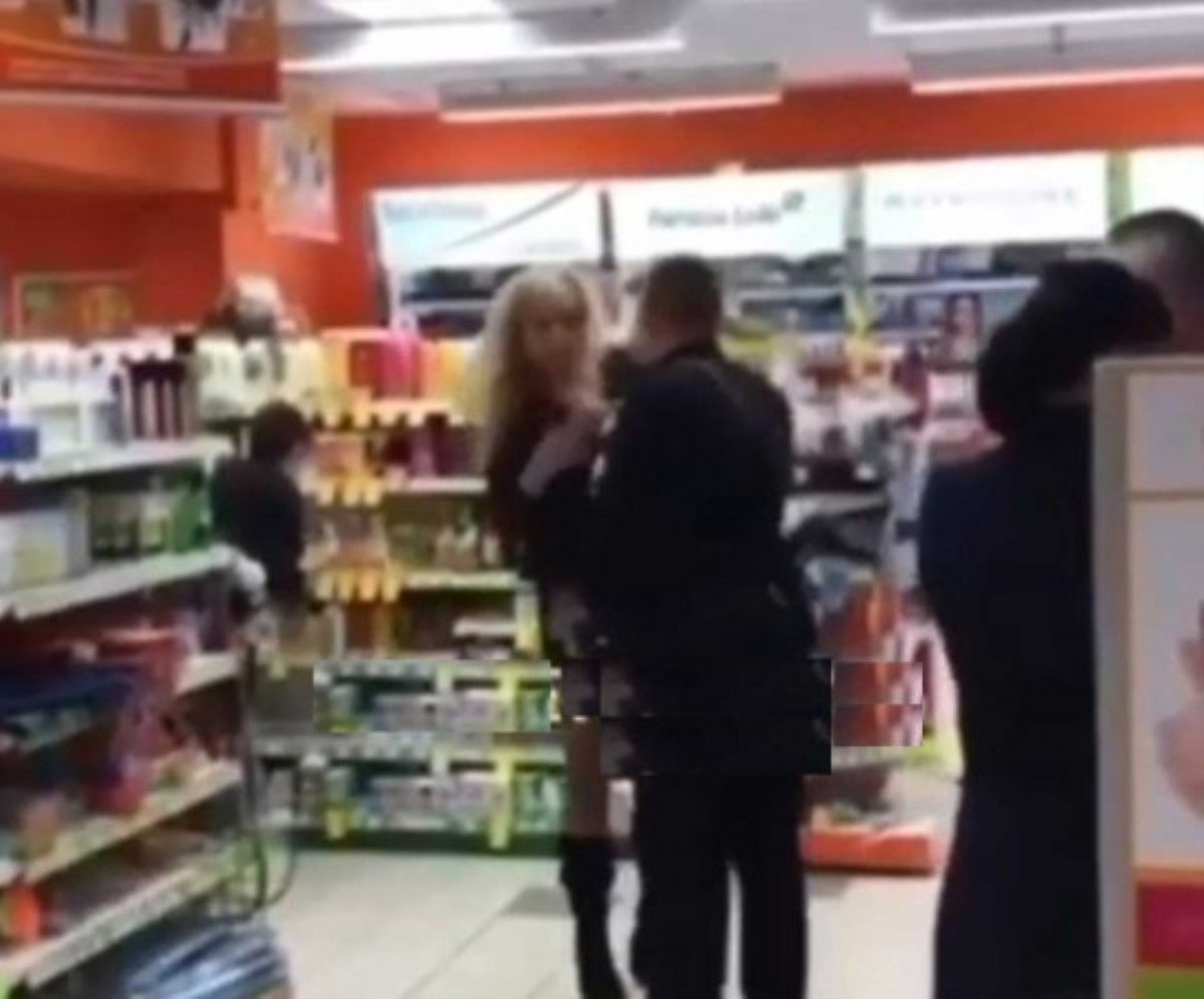 Видео беспредела: в супермаркете полицейский ударил девушку по лицу