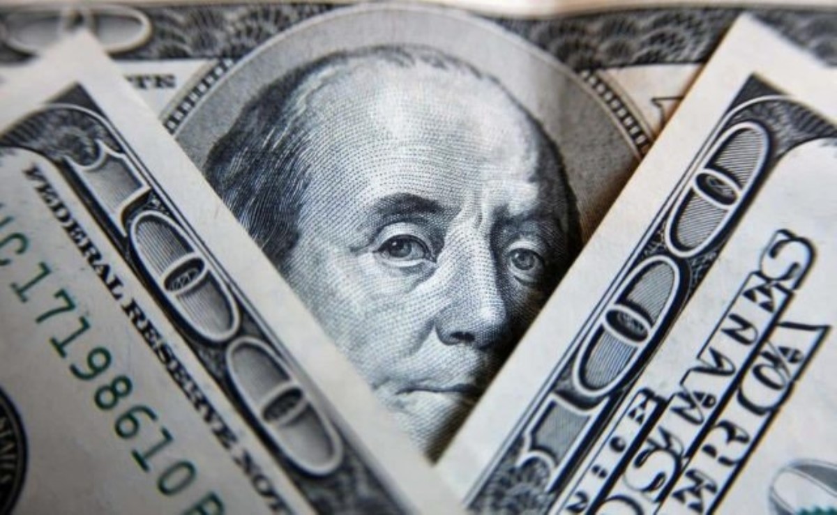 Доллар пополз вверх, украинцы потянулись в обменники