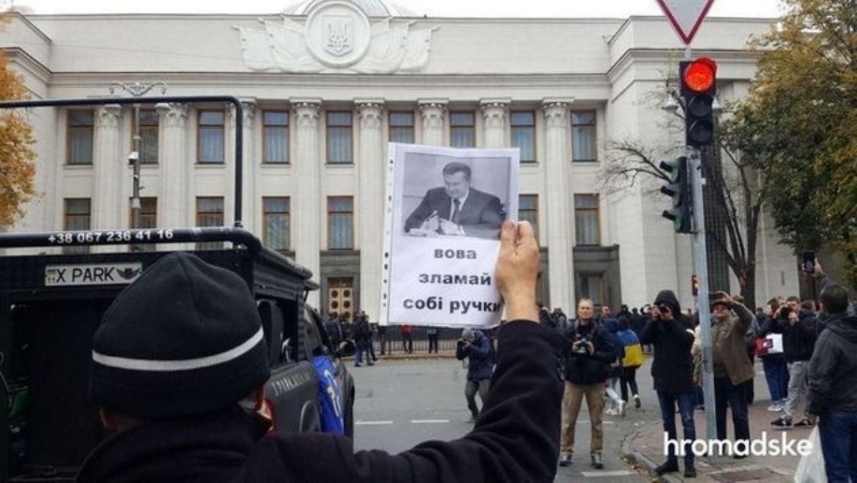 "Слуга, выходи! Народ пришел!": митингующие пошли на Банковую, власти поставили ультиматум