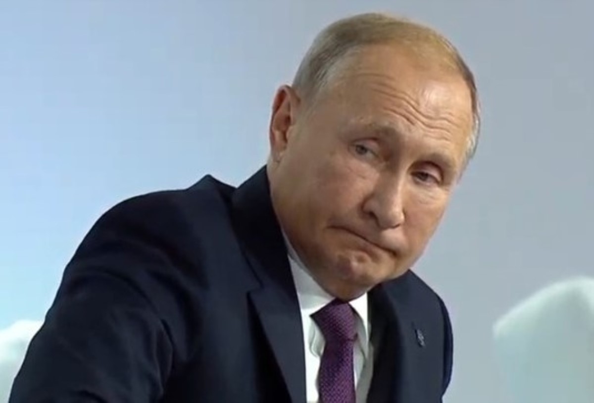 Путина засекли в лесу за странным занятием