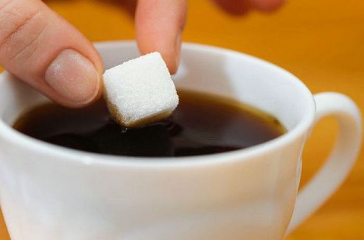 "Удалось доказать": Почему нельзя пить чай с сахаром