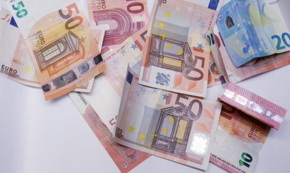 В октябре денежная удача ожидает эти знаки Зодиака