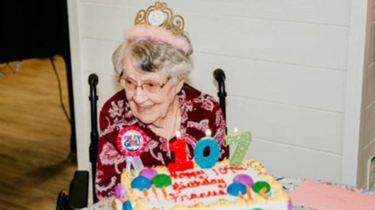 "Необычный секрет долголетия": 107-летняя женщина назвала вредную привычку