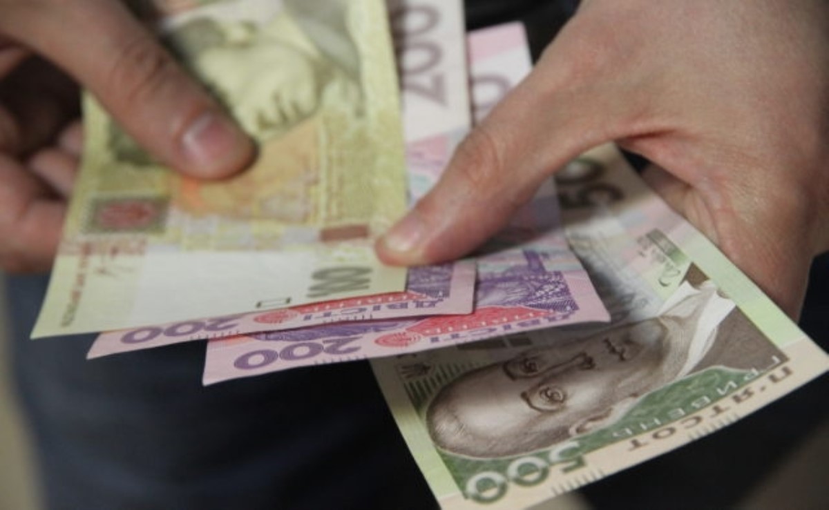 Как изменятся доходы украинцев уже в этом месяце: сколько денег дадуть и кому повезет