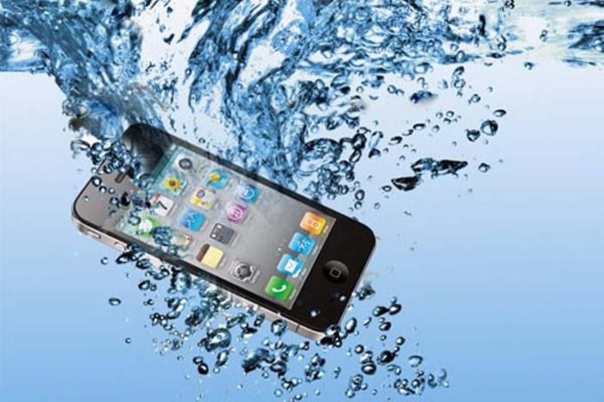 Что надо сделать, если телефон "искупался" в воде