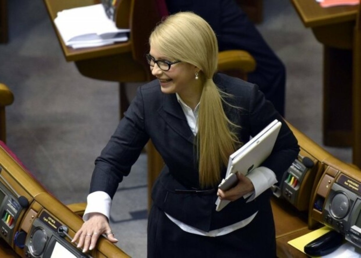 В Сеть обсуждают довольную Тимошенко, сзади которой "пристроился" Власенко