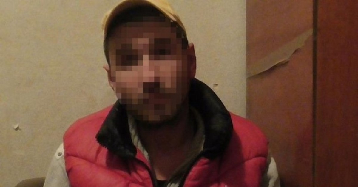 Приставал к школьнице: полиция Киева просит опознать извращенца