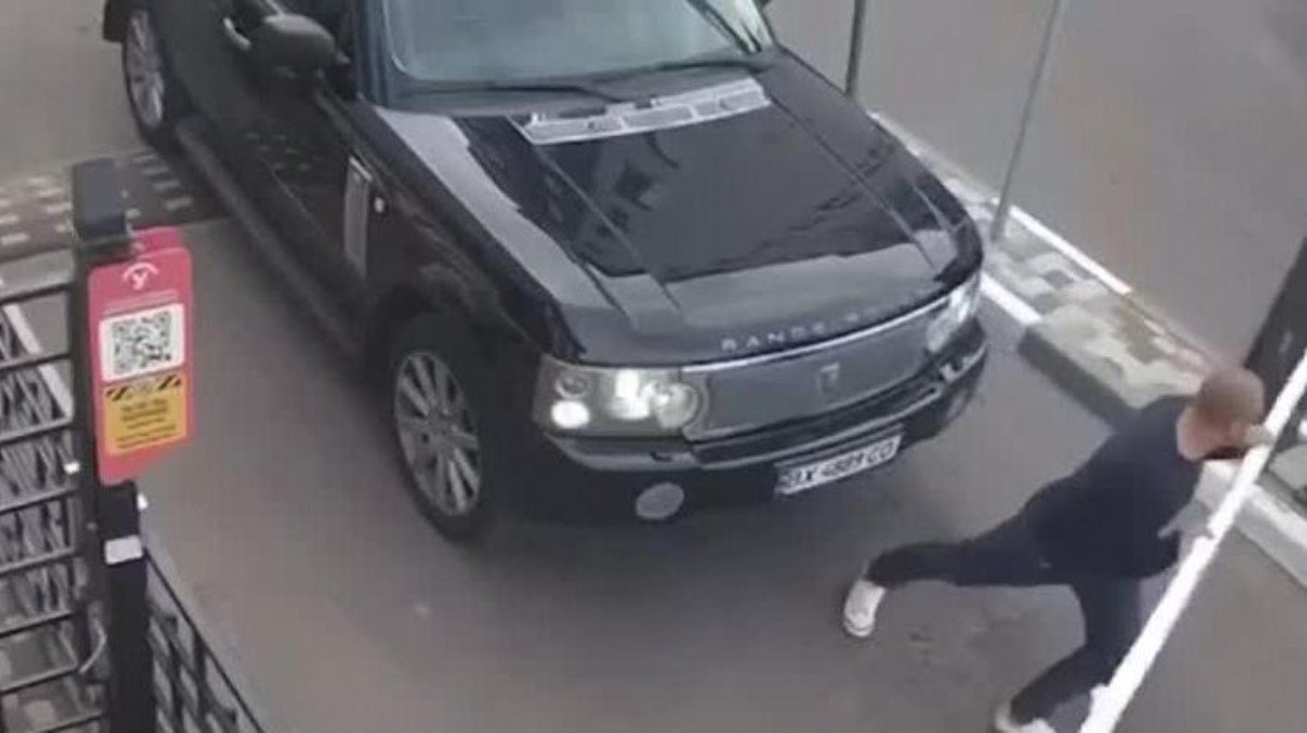 В Киеве водитель сломал руками шлагбаум