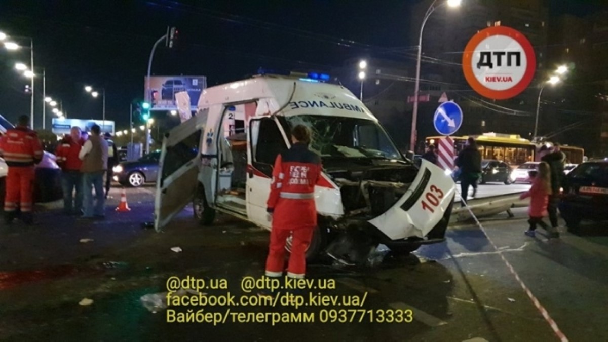 В Киеве произошло смертельное ДТП со "скорой". Видео