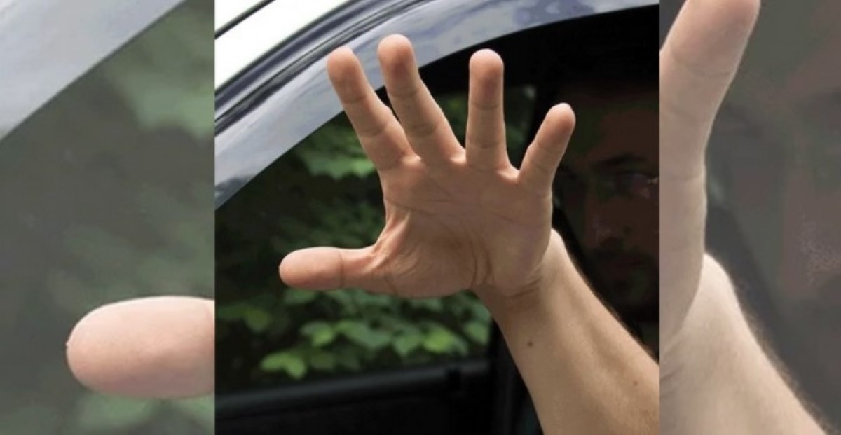 О чем говорит жест водителя с растопыренными пальцами