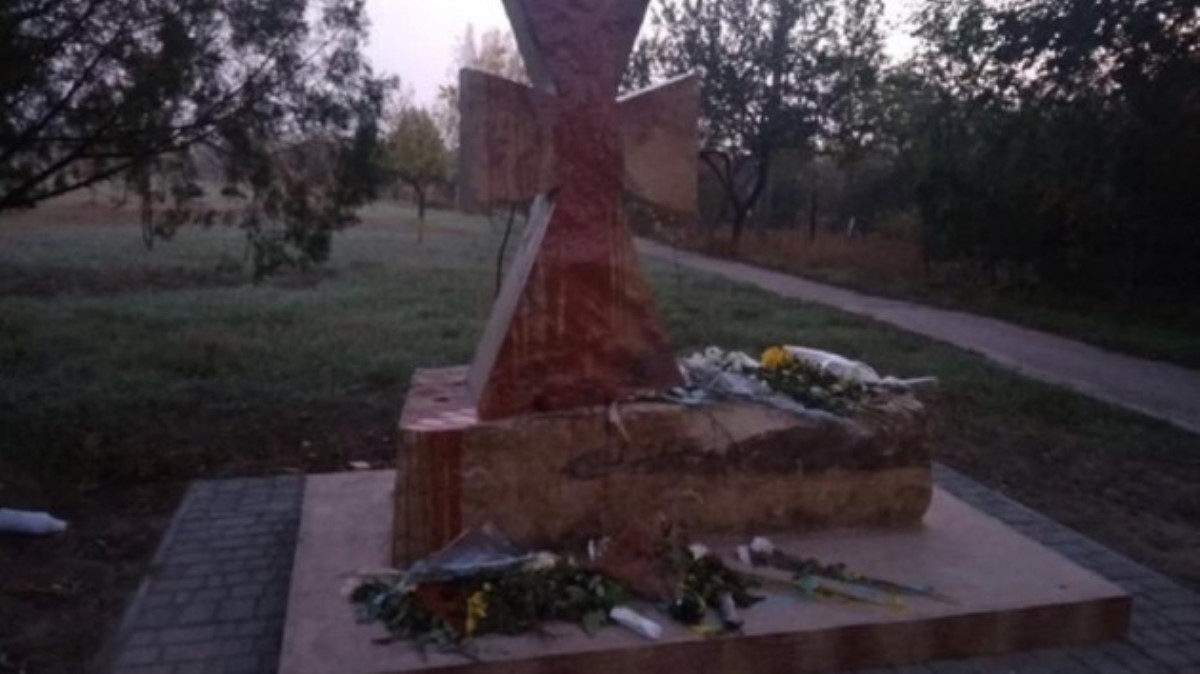 В Одесской области вандалы облили краской памятник защитникам Украины