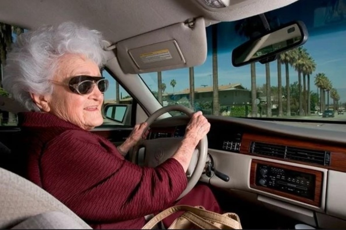 Пять "звонков" о том, что пожилому человеку нельзя садиться за руль